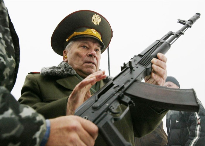 Mikhail Kalashnikov và cây súng trường AK huyền thoại